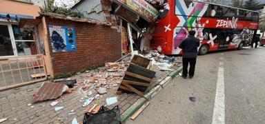 Ortal�k sava� alan�na d�nd�! ��renci otob�s� manava dald�