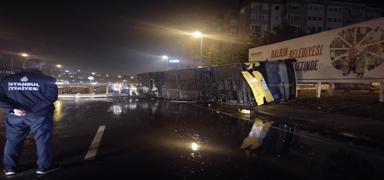 �ekmek�y'de �ETT'ye ba�l� �zel halk otob�s� devrildi