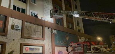 Kayseri'de bir garip olay: 3'�nc� kattan �ar�afla indiler: 2 g�zalt�