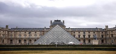 Louvre M�zesi'nde yeni skandal: Tarihi kitaplar ya�murdan �sland�