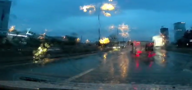 Maltepe'de minib�s�n devrildi�i anlar kamerada