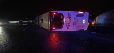 Yolcu otob�s� devrildi