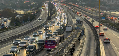 �stanbul'da klasik pazartesi trafi�i: Yo�unluk y�zde 72'ye ula�t�