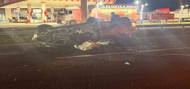 Otomobil t�ra arkadan �arp�p takla att�: 1 �l�, 1'i a��r 3 yaral�