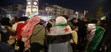 Suriye'de tarihi g�n! Esed rejiminin y�k�l���n�n 1'inci y�l� co�kuyla kutland�