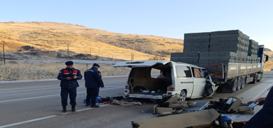Malatya'da trafik facias�: Minib�s t�ra �arpt�, 3 ki�i can verdi