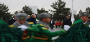 Cumhurba�kan� Erdo�an, T�rkmenistan'da Tarafs�zl�k An�t�'na �elenk koyma t�renine kat�ld�