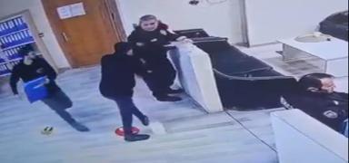 Kendisine yard�m eden bek�inin silah�n� almaya kalkan ki�i etkisiz hale getirildi