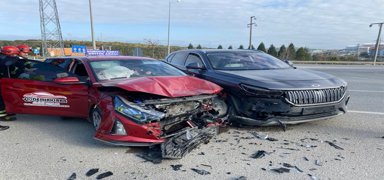 Bilecik'te iki otomobil �arp��t�: 4 yaral�