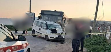 �zmir'de belediye otob�s� ile ara� kafa kafaya �arp��t�: 1 �l�, 2 yaral�