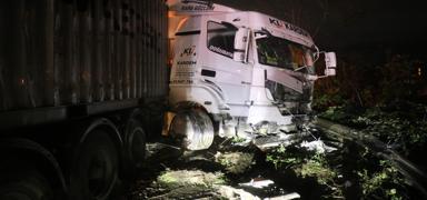 Sakarya'da 6 ara� birbirine girdi: 12 ki�i yaraland�