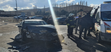 Yozgat'ta otomobil ile kamyon �arp��t�: Yaral�lar var