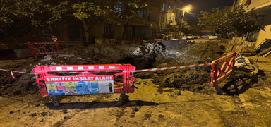 Avc�lar'da yol ��kt�... 1 i��i g���k alt�nda kald�