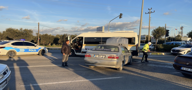 Bal�kesir'de ��renci servisi otomobille �arp��t�: 8 ki�i yaraland�