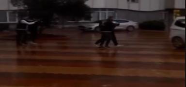 Beykoz'da 4 otob�s dura��na zarar veren 2 ki�i yakaland�