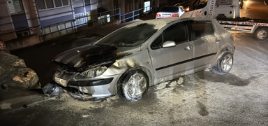 Karab�k'te duvara �arpan otomobil alev ald�