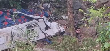 Mezuniyetlerini kutlayacaklard�! Okul otob�s� u�urumdan yuvarland�: Onlarca �l� ve yaral� var