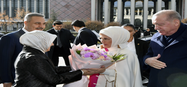 Cumhurba�kan� Erdo�an, B�y�kel�iler Konferans�'na e�i Emine Erdo�an ile kat�ld�