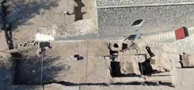 Bir as�rd�r toprak alt�ndayd�! Artuklu Saray� kaz�s�nda en eski sur katman� ortaya ��kt�