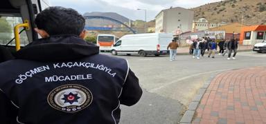 Yakalanan g��menler geri g�nderme merkezine teslim edildi