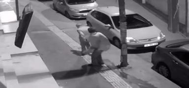 �stanbul'da ya�l� adama ac�mas�z sald�r�! Alkoll� kad�n tekme tokat d�vd�