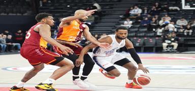 Anadolu Efes, Galatasaray'� devirdi