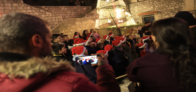 Suriye'nin �dlib ilinde 14 y�l sonra Noel ���kland�rmas� yap�ld�