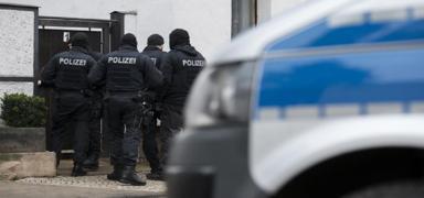 Silahlarla camiyi hedef ald�lar