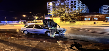 Hatay'da seyir halindeki otomobil alev ald�