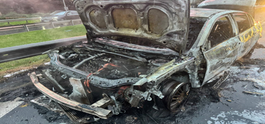 �stanbul'da seyir halindeki ara� alev alev yand�: B�lgede trafik yo�unlu�u olu�tu