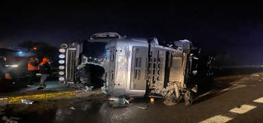 Konya'da otomobille �arp��an t�r yola devrildi: 2 ki�i yaraland�