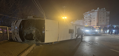 Ni�de'de i��i servisi ile otomobil �arp��t�: 13 ki�i yaraland�