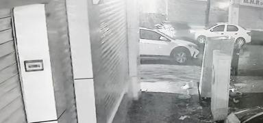 Zeytinburnu'nda korku dolu anlar: Sokak ortas�nda otomobili kur�unlad�