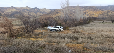 �arampole devrilen otomobildeki 1 ki�i hayat�n� kaybetti