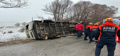 Sivas'ta ��renci servisi devrildi: 15 yaral�