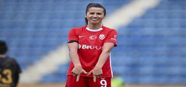 Armisa Kuc, �lkesinde y�l�n en iyi futbolcusu se�ildi