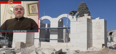 Ulu Cami i�ini ellerine y�zlerine bula�t�rd�lar