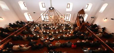 Depremde y�k�lan cami tekrar ibadete a��ld�