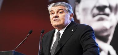 Serdal Adal�'dan camiaya �a�r�