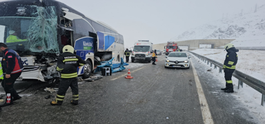 Faciadan k�l pay� d�n�ld�: Yolcu otob�s� t�ra �arpt�