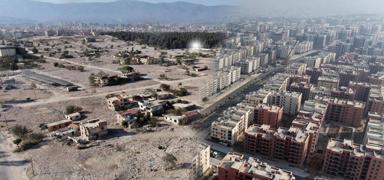 T�m mahalle yerle bir olmu�tu... Asr�n felaketinden sonra ���klar yeniden yand�