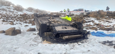 Bing�l'de kar kaza getirdi... Otomobil �arampole devrildi