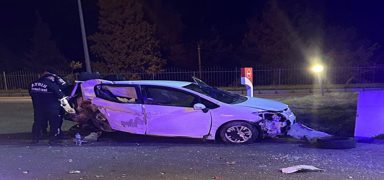 K�pe�e �arpmamak i�in duvara �arpt�: 2 yaral�