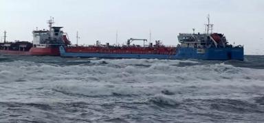 �stanbul'da 2 tankerden acil durum �a�r�s�