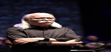 Direksiyon hakimiyetini kaybetti! Cahit Berkay arac�yla restorana dald�