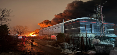 Esenyurt'ta fabrika yang�n�... �ok say�da ekip sevk edildi