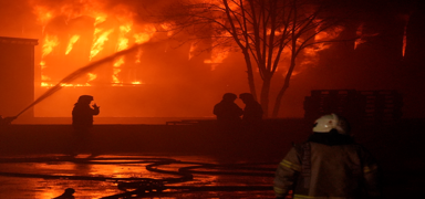 �stanbul'da saatlerdir s�ren yang�n