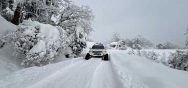 Kar yollar� kapatt�, paletli ambulans hastan�n imdad�na yeti�ti