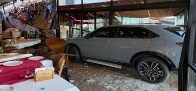 �nl� sanat�� arac�yla restorana dald�