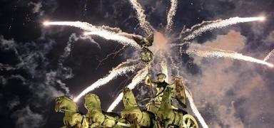 Havai fi�ek kabusu! Almanya'da iki ki�i �ld�, bir�ok ki�i parmak kopmas� �ikayetiyle hastanelere ko�tu